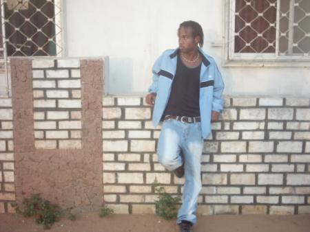 toni en pose