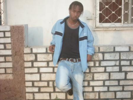 toni en pose 2